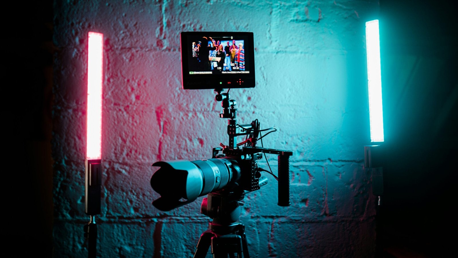 La Presentación de Videos en Redes Sociales: Estrategia Publicitaria para Atraer Clientes a camera set up in front of a brick wall