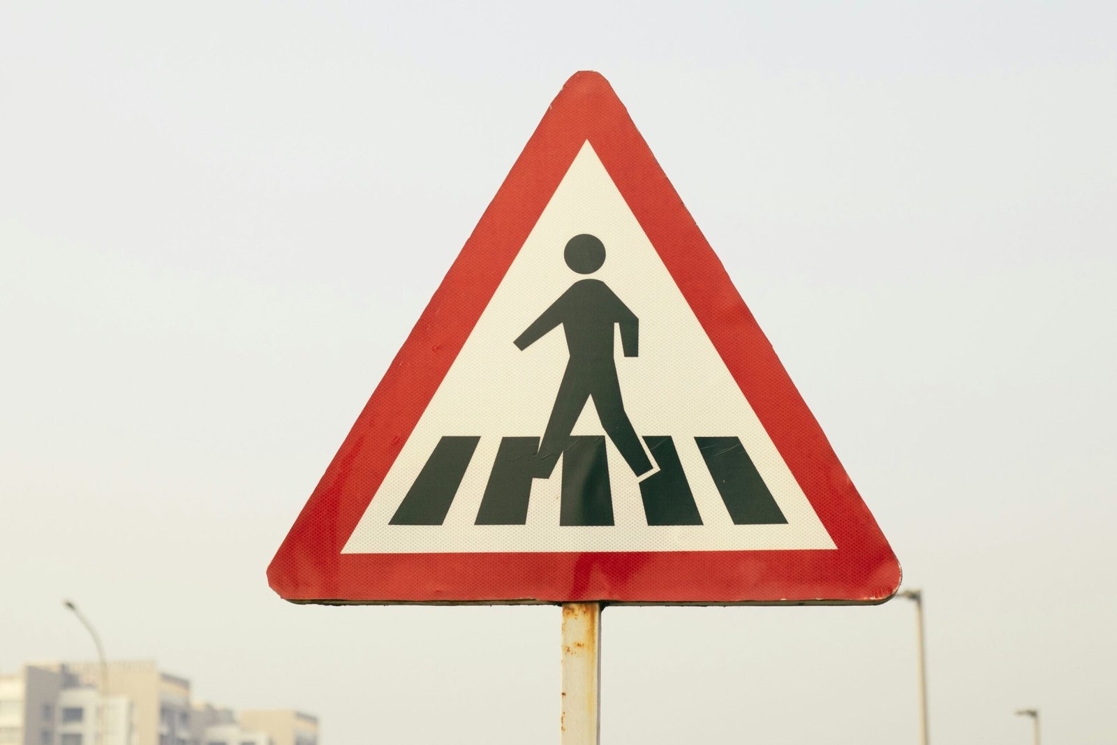 Beneficios de tener una buena página web para empresas de transporte a pedestrian crossing sign on a city street