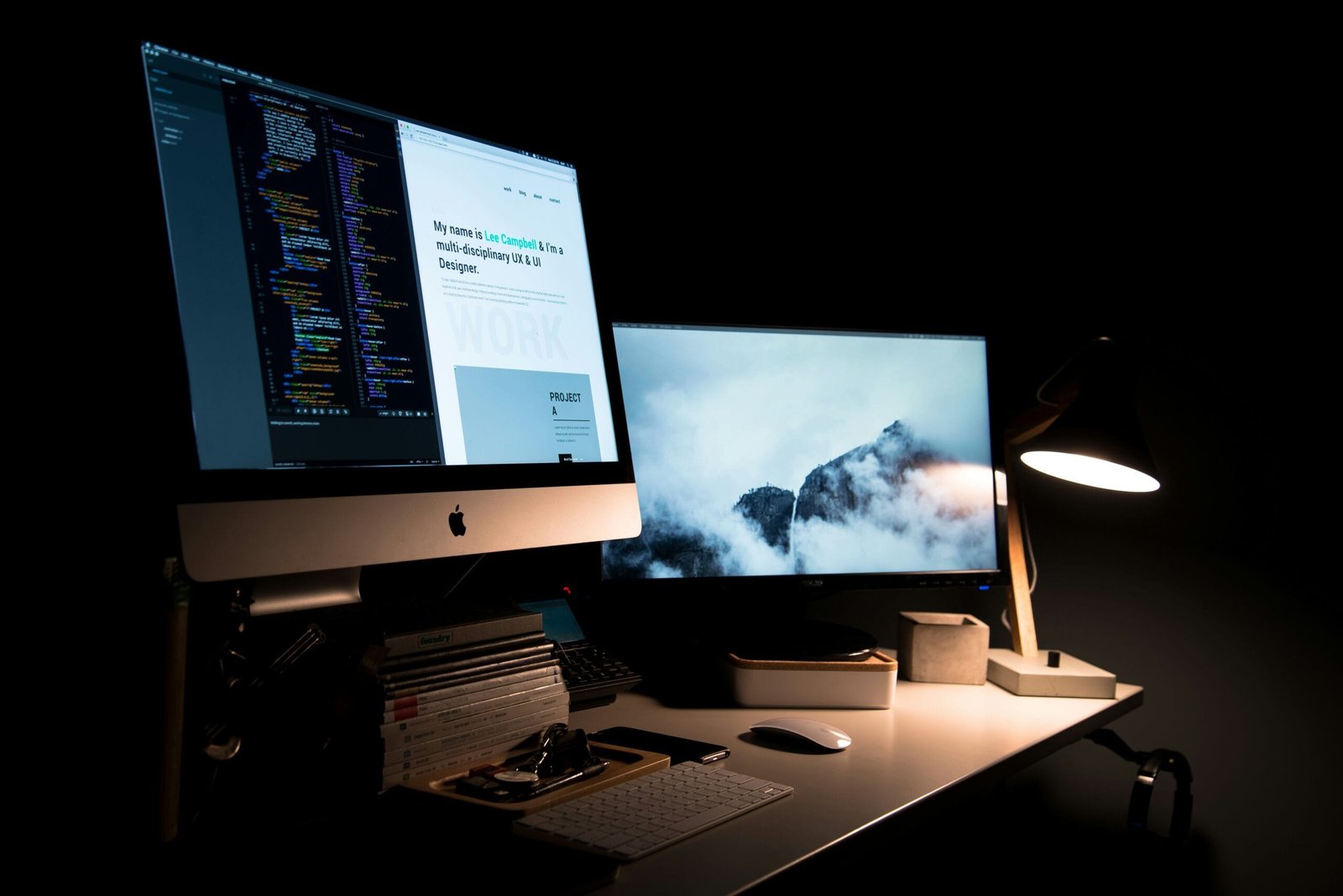 La Guía Definitiva para Crear tu Identidad Digital: Páginas Web silver iMac turned on inside room