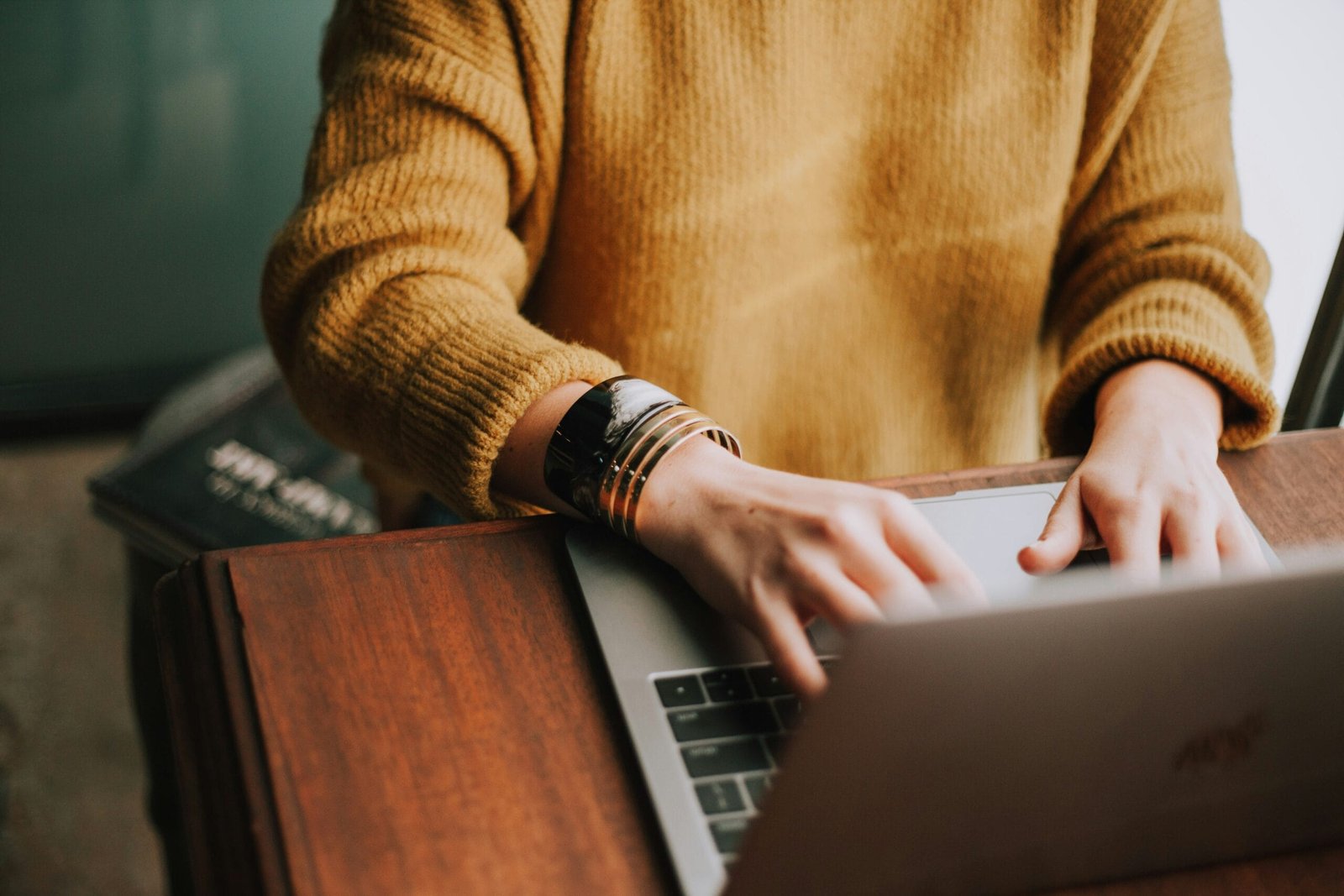 La Importancia de la Venta Online: Creando una Web Profesional person using laptop computer